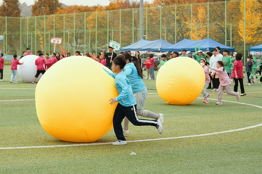 제7회 자생 꿈나무 올림픽’에 참가한 성남시 지역아동센터 어린이들이 큰 공 굴리기 경기를 하고 있다