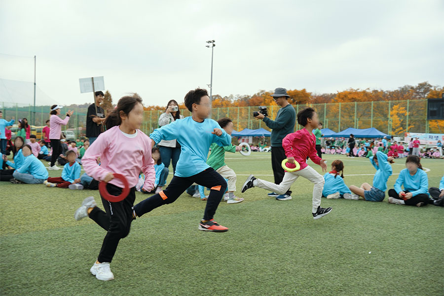 제7회 자생 꿈나무 올림픽’에 참가한 성남시 지역아동센터 어린이들이 계주 경기를 하고 있다