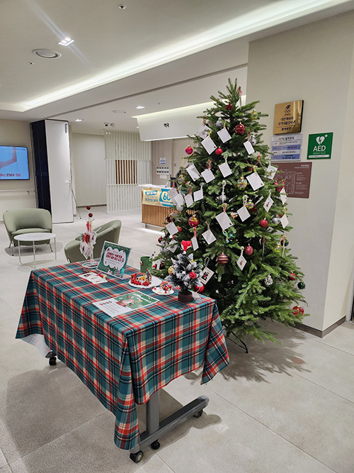 안산자생한방병원 로비에서 진행된 ‘크리스마스 트리 꾸미기 이벤트’ 모습 | 자생한방병원・자생의료재단