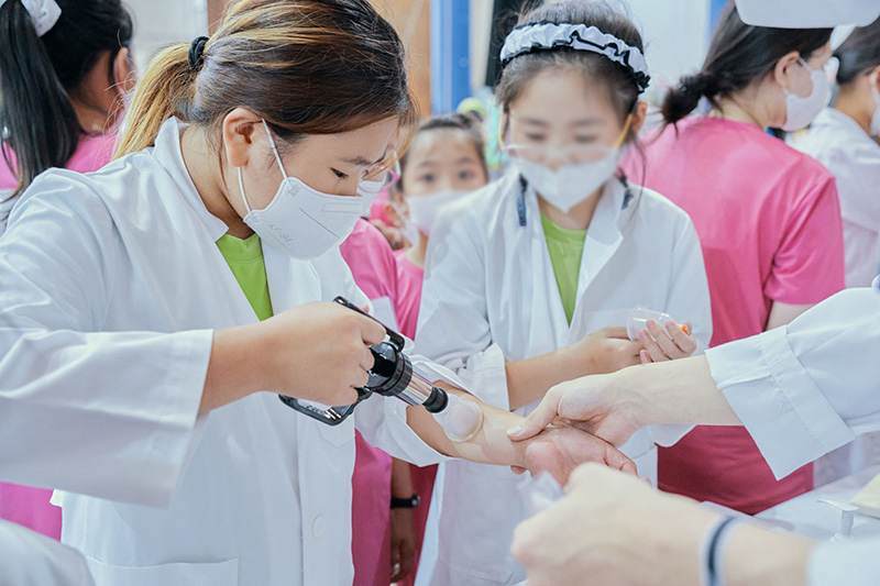 자생 꿈나무 올림픽에 참가한 부산광역시 지역아동센터 어린이들이 한의사 체험을 하고 있다 | 자생한방병원・자생의료재단
