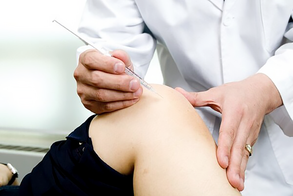 자생한방병원 의료진이 무릎관절염 환자에게 약침 치료를 진행하고 있다. | 자생한방병원・자생의료재단