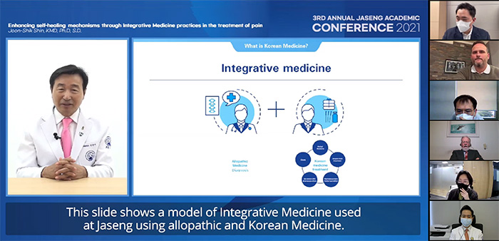 자생한방병원 설립자 신준식 박사가 ‘2021 AJA(Annual Jaseng Academic) 국제학술대회’에서 기조 강연을 하고 있다 | 자생한방병원·자생의료재단
