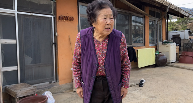 부쩍 굽은 부모님 허리, 나이 때문일까? - 자생의료재단
