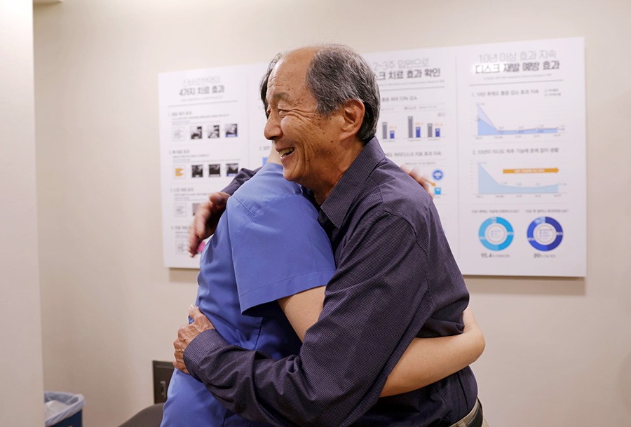잠실자생한방병원 김석환 원장과 리차드 민이 인사를 나누고 있다  | 자생한방병원・자생의료재단