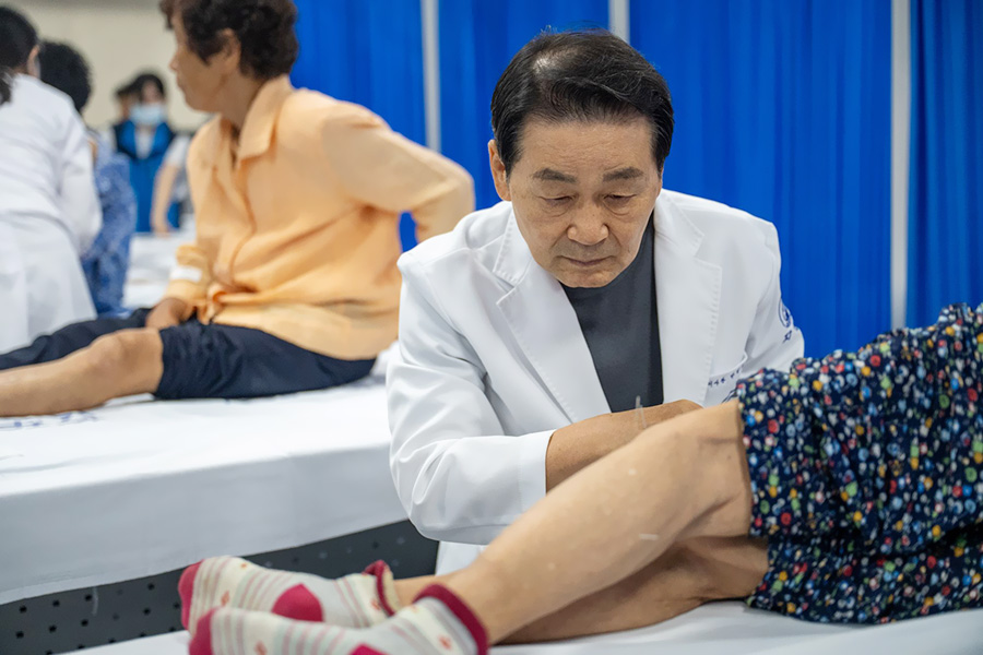 박병모 자생의료재단 이사장이 침 치료를 하고 있다 | 자생한방병원・자생의료재단