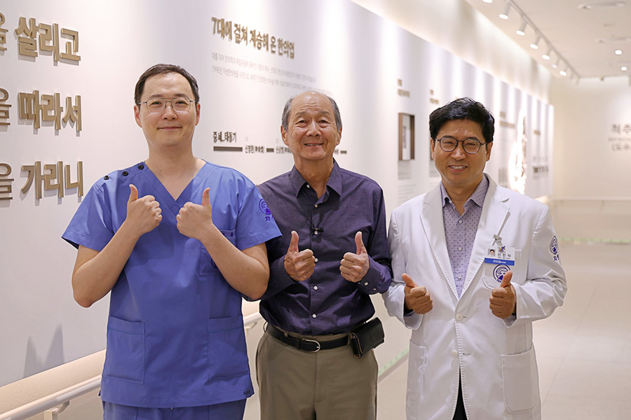 잠실자생한방병원 김석환 원장(왼쪽), 리차드 민(가운데), 자생의료재단 신민식 위원장(오른쪽)이 기념촬영을 하고 있다 | 자생한방병원・자생의료재단