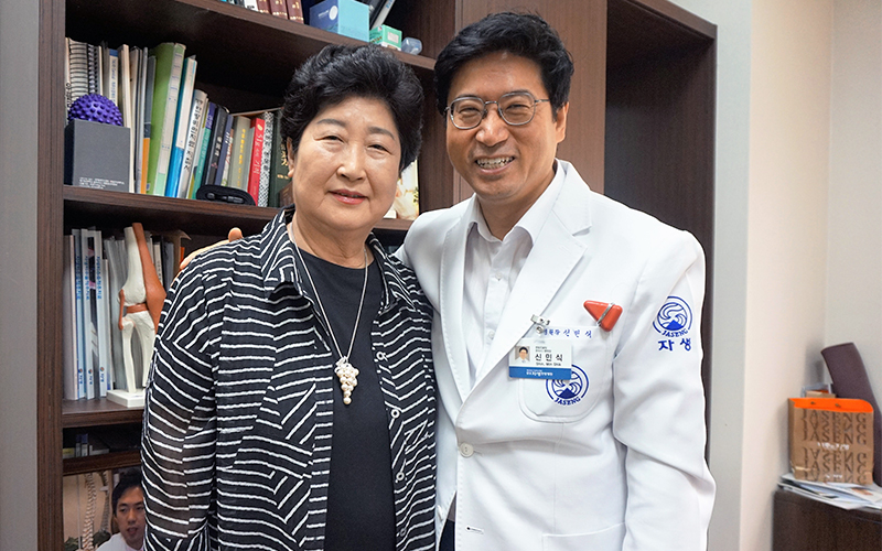 나비장군 나중소님 손녀 나영숙(왼쪽) 잠실자생한방병원 신민식 병원장(오른쪽)
