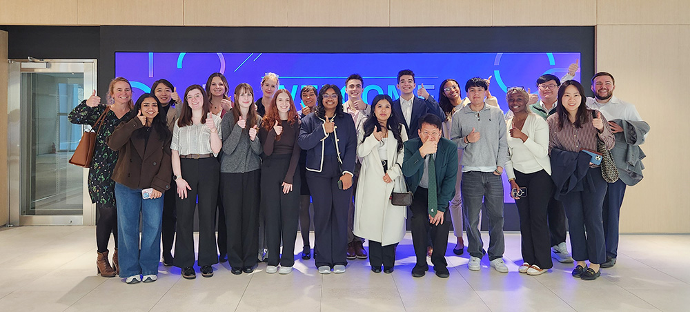 S‘MSU 한의치료 견학 프로그램’에 참여한 학생들이 자생메디바이오센터에서 설명을 듣고 있다. | 자생한방병원・자생의료재단