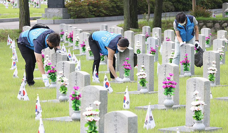 자생의료재단 임직원과 자생봉사단이 28일 국립서울현충원을 찾아 봉사활동을 하고 있다. | 자생한방병원·자생의료재단