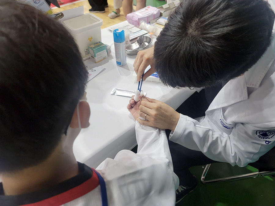 분당자생한방병원 의료진이 대회 중 부상당한 태권도 선수를 치료하고 있다. | 자생한방병원・자생의료재단