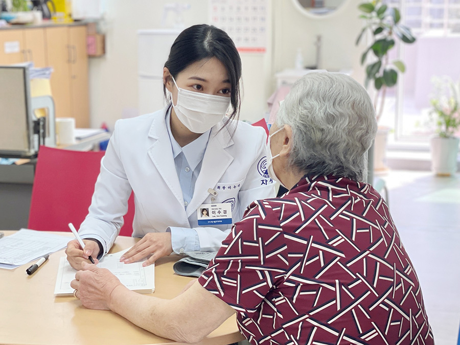 분당자생한방병원 의료진이 맞춤형 건강상담을 진행하고 있다. | 자생한방병원・자생의료재단