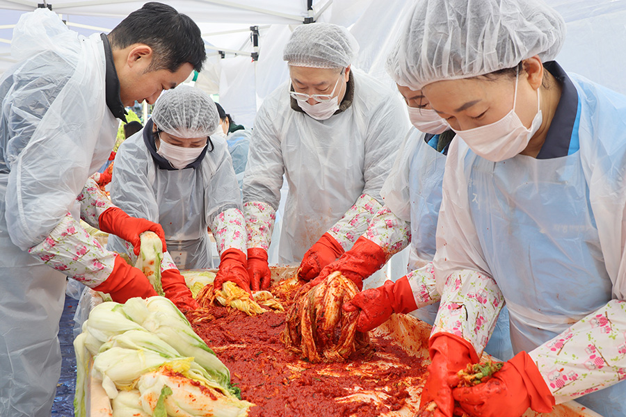 자생한방병원 임직원과 자생봉사단이 김장을 하고 있다 | 자생한방병원・자생의료재단