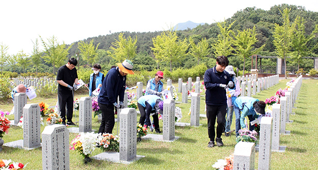 대전자생, 국립대전현충원 묘역 정화 봉사활동 실시 - 자생의료재단