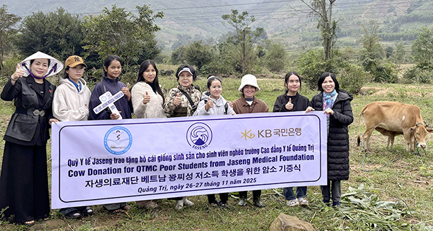 자생, 베트남 광찌성 수해지역 저소득 학생 가정에 암소 10마리 기증 - 자생의료재단