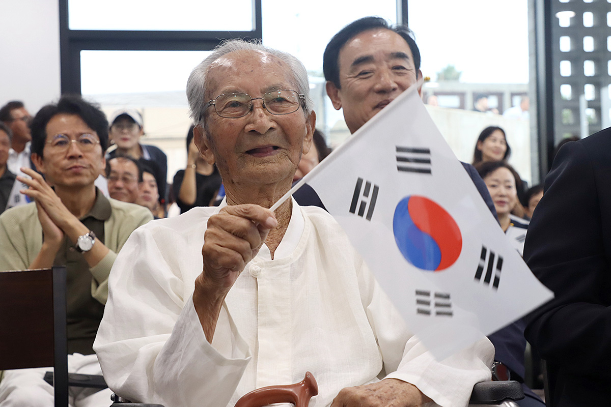 ‘광복잇길’ 행사에 참석한 강태선 애국지사가 태극기를 흔들고 있다. (출처 : 자생한방병원) | 자생한방병원・자생의료재단