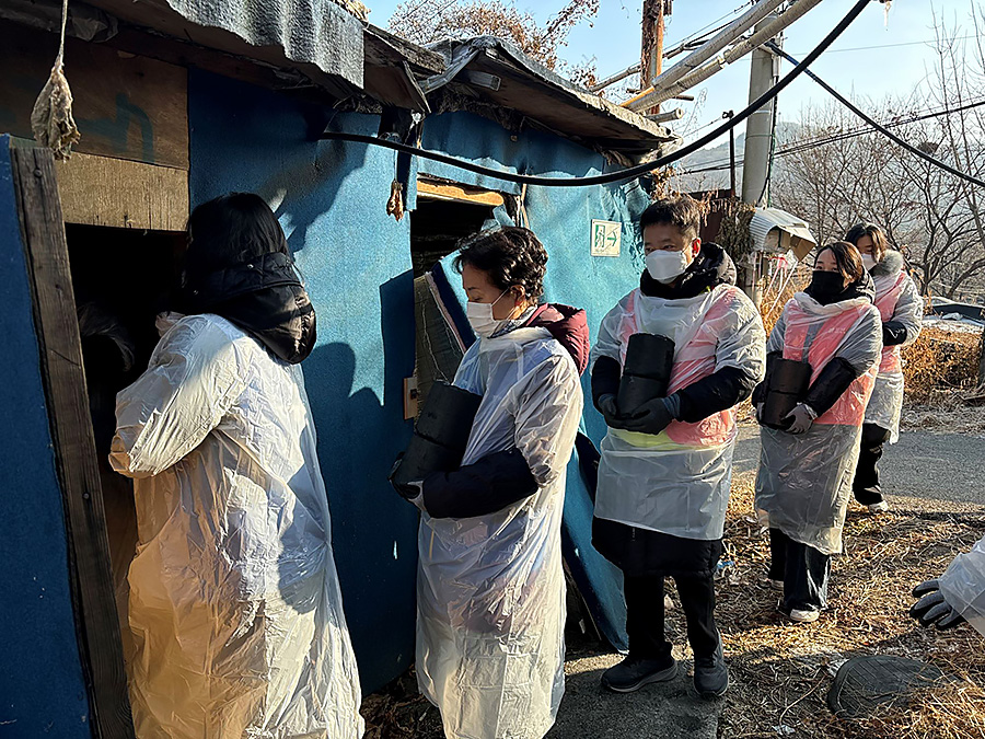 자생한방병원 임직원들이 ‘사랑의 연탄 나누기 행사’에 참석해 연탄을 나르고 있다. | 자생한방병원・자생의료재단