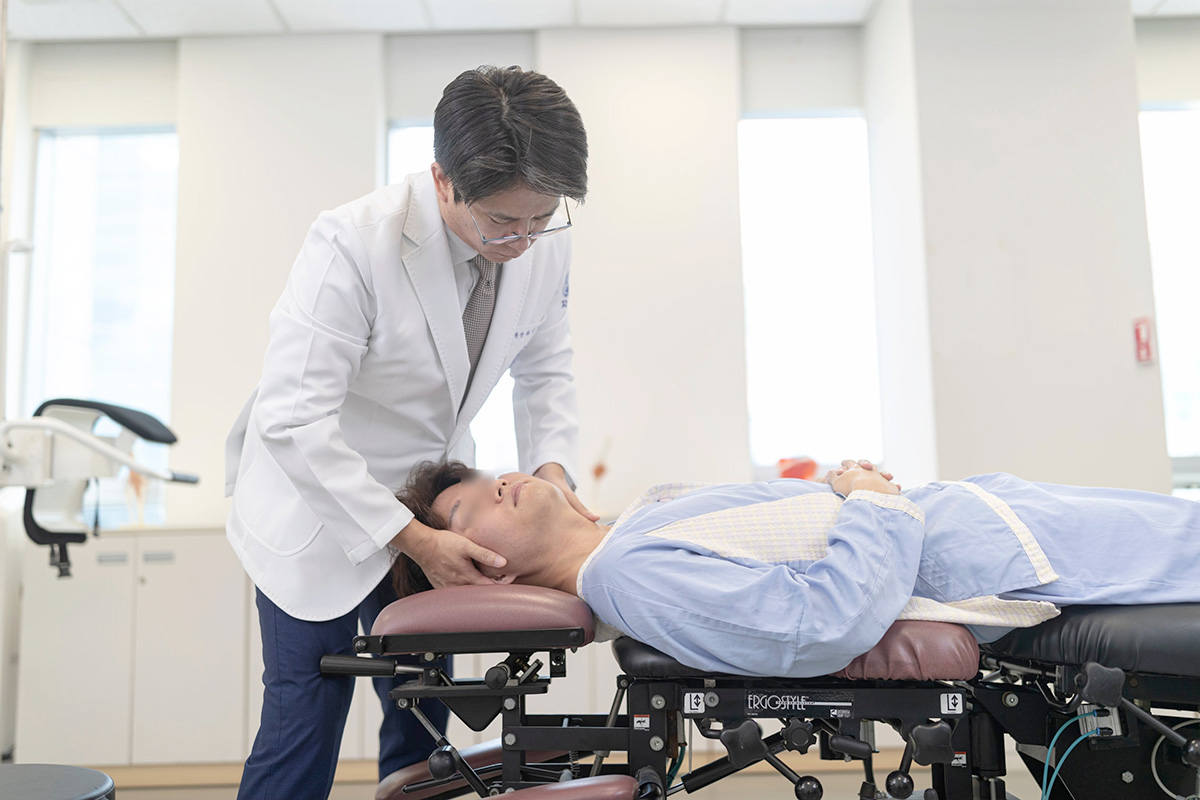 자생한방병원 의료진이 만성 목 통증 환자에게 추나요법을 시행하고 있다 (출처: 자생한방병원) | 자생한방병원・자생의료재단