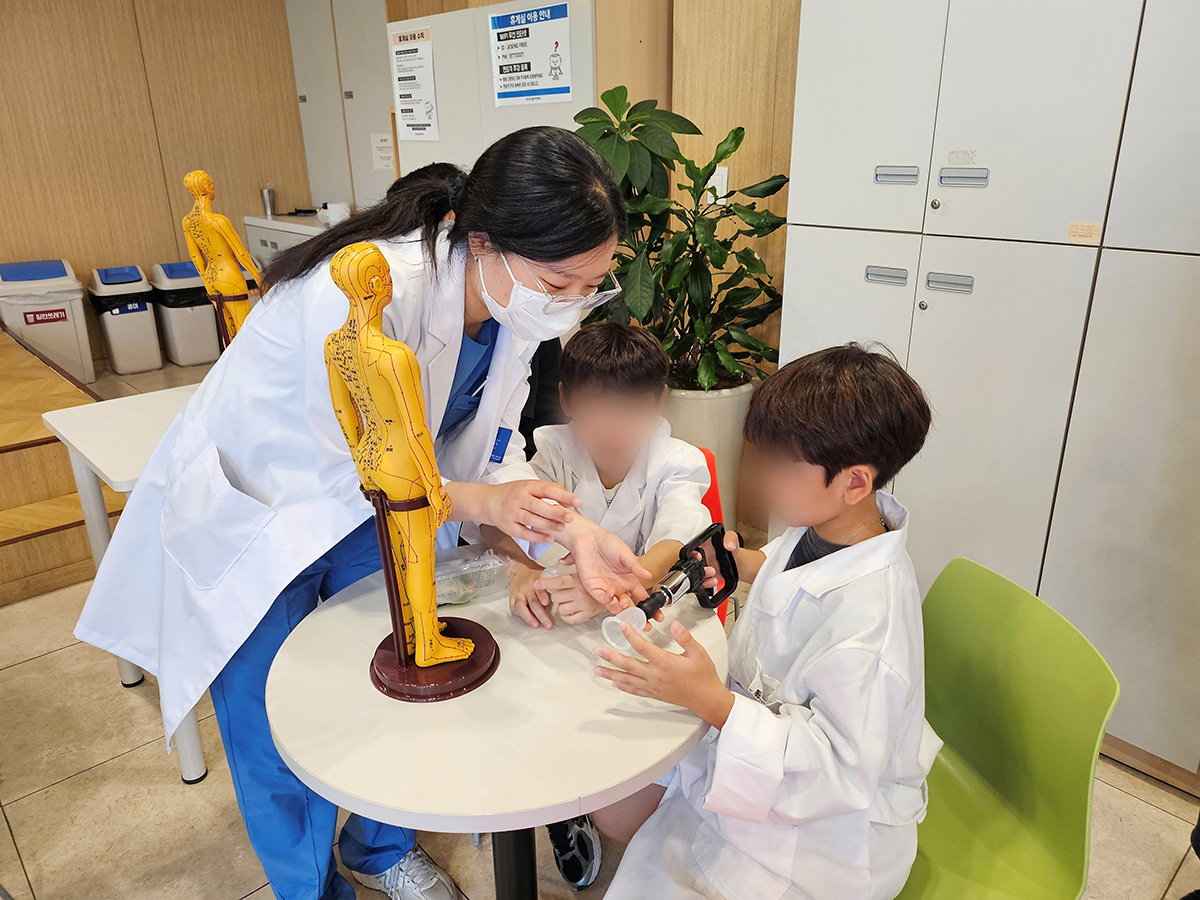 한의치료에 대한 교육을 받고 있는 학생들의 모습 (출처 : 인천자생한방병원) | 자생한방병원・자생의료재단