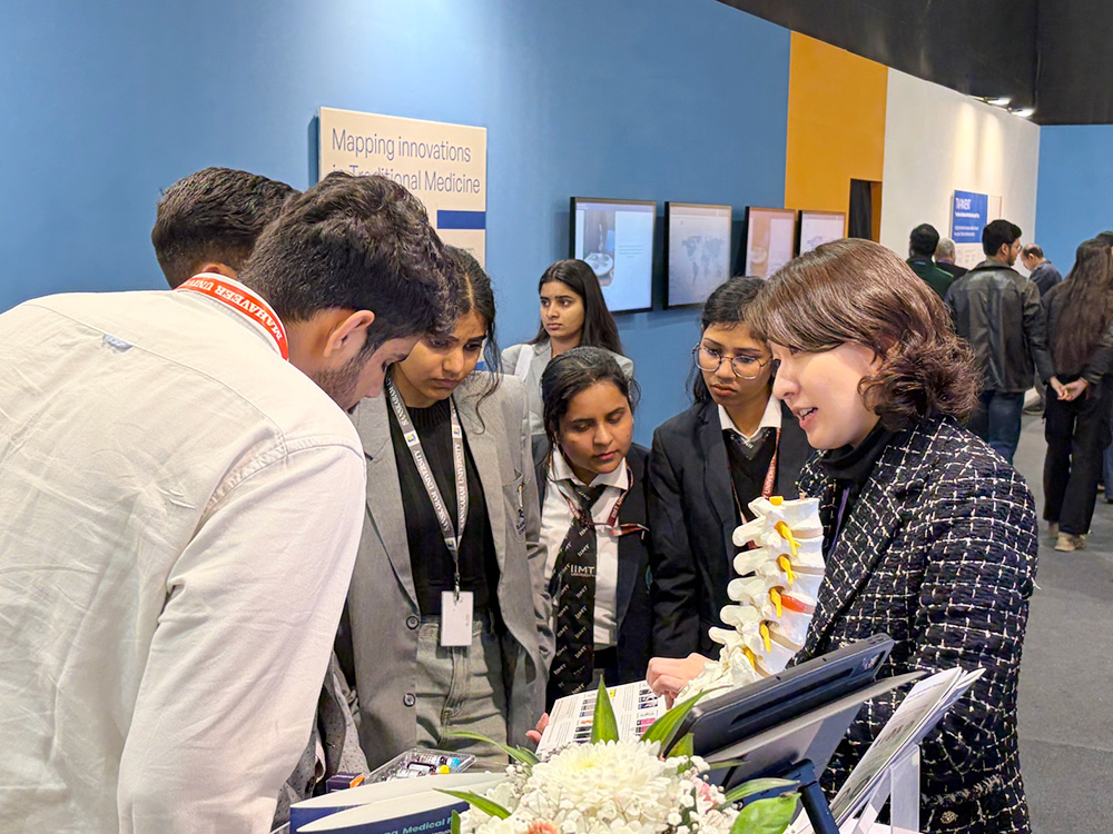 WHO 전통의학 글로벌 서밋 자생한방병원 부스를 찾은 방문객들이 설명을 듣고 있다 | 자생한방병원・자생의료재단