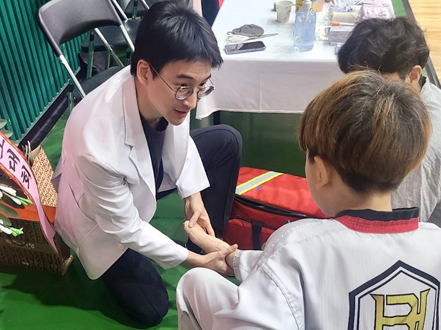 분당자생한방병원 의료진이 진료소를 찾은 태권도 선수의 부상을 살펴보고 있다.  | 자생한방병원・자생의료재단
