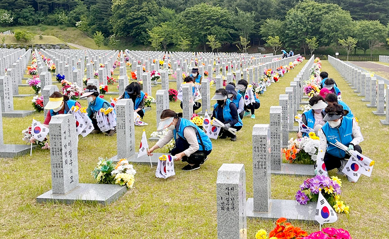 전자생한방병원 임직원과 대전자생봉사단이 국립대전현충원을 찾아 묘역정화 봉사 활동을 하고 있다. | 자생한방병원·자생의료재단