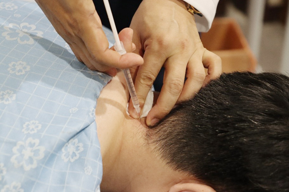 자생한방병원 의료진이 목디스크 환자에게 약침 치료를 실시하고 있다. | 자생한방병원・자생의료재단