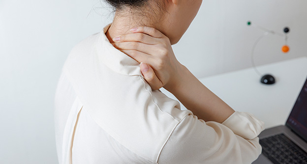 뻐근한 뒷목 통증, 근육통과 목디스크 차이 - 자생의료재단