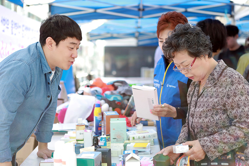 [사진설명] 자생의료재단 임직원들이 희망드림 자선 바자회에서 기부 물품을 판매하고 있다 - 자생한방병원ㆍ자생의료재단