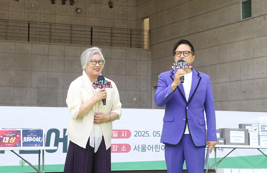 ‘자생과 함께 걸어요’ 참가자(왼쪽)가 노래자랑 사회자 조영구 씨와 함께 노래를 부르고 있다. | 자생한방병원・자생의료재단