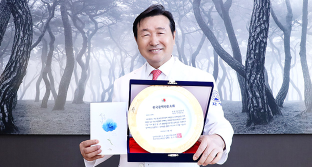 “시를 통해 마음까지 치료”…신준식 박사, 한국국보문인협회 문학대상 수상 - 자생의료재단