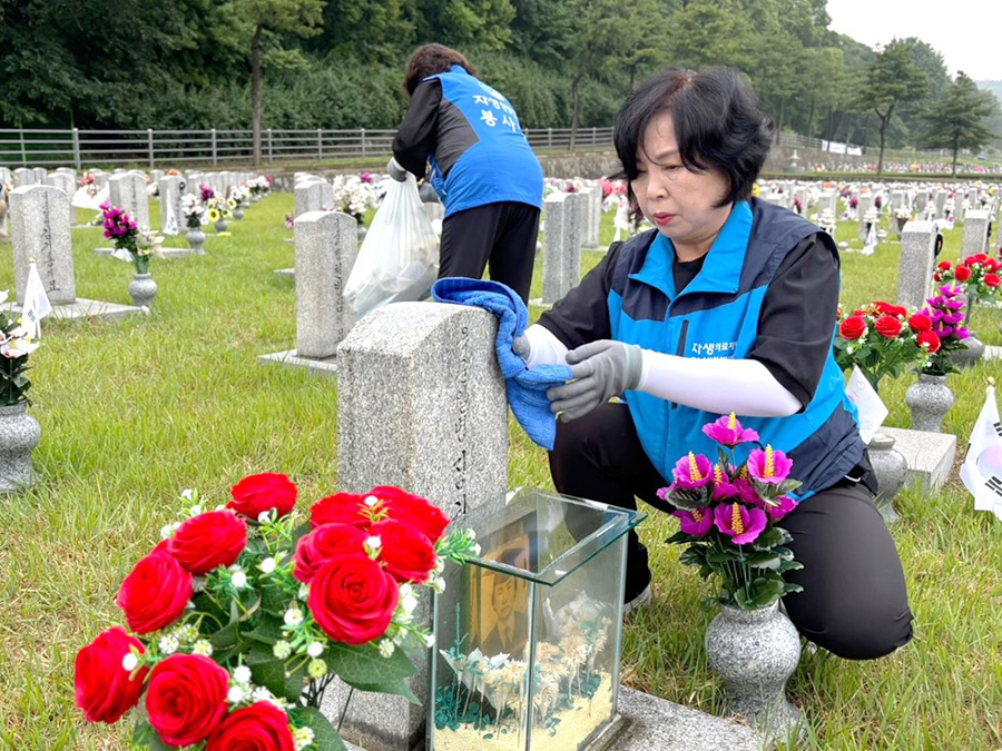 자생의료재단 임직원과 봉사단이 국립서울현충원을 찾아 묘석을 닦고 있다. | 자생한방병원・자생의료재단