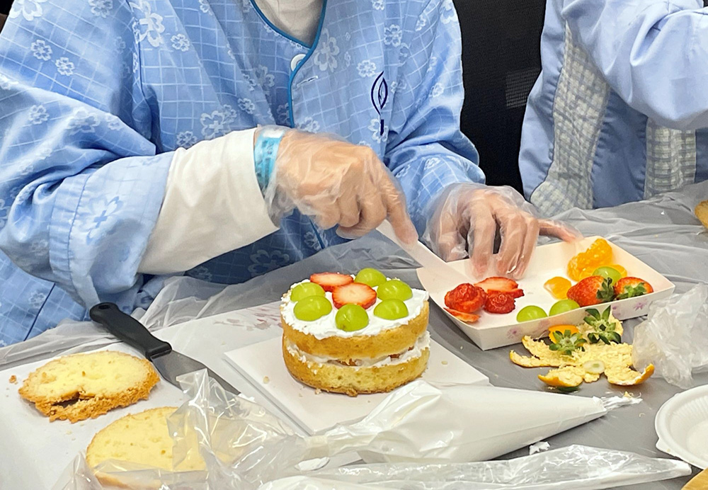 안산자생한방병원 환자들이 생크림 케이크 만들기를 주제로 원데이 클래스에 참여하고 있다. | 자생한방병원・자생의료재단