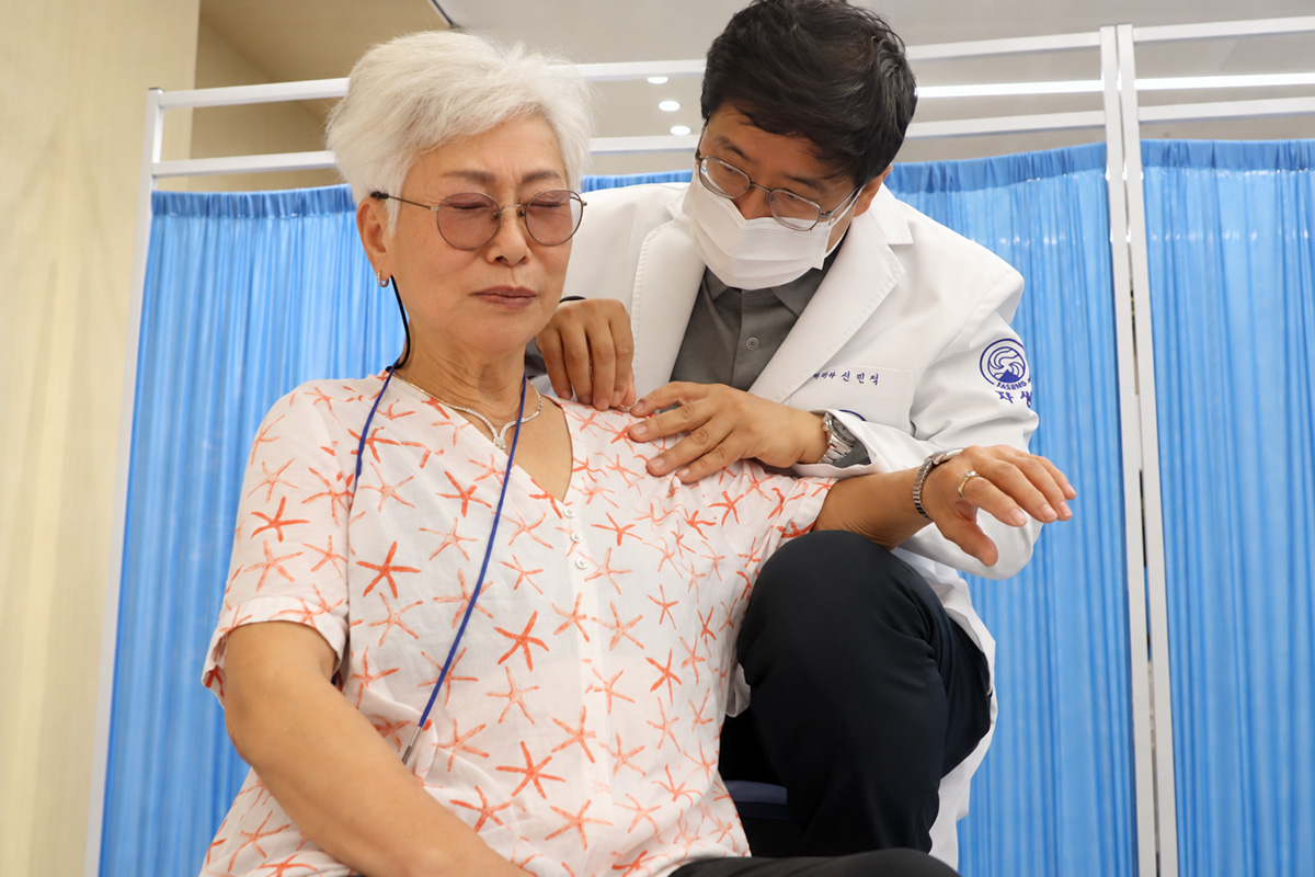 자생의료재단 신민식 사회공헌위원장이 파독 간호사에게 의료봉사를 하고 있다.  | 자생한방병원・자생의료재단