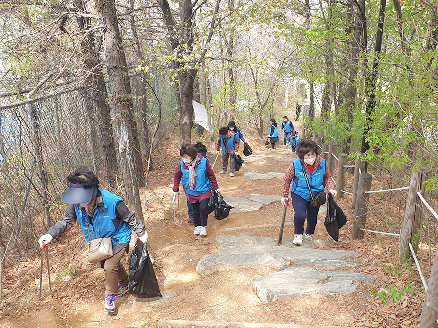 일산자생한방병원 임직원과 봉사단이 고봉산을 찾아 정화활동을 펼치고 있다 | 자생한방병원・자생의료재단