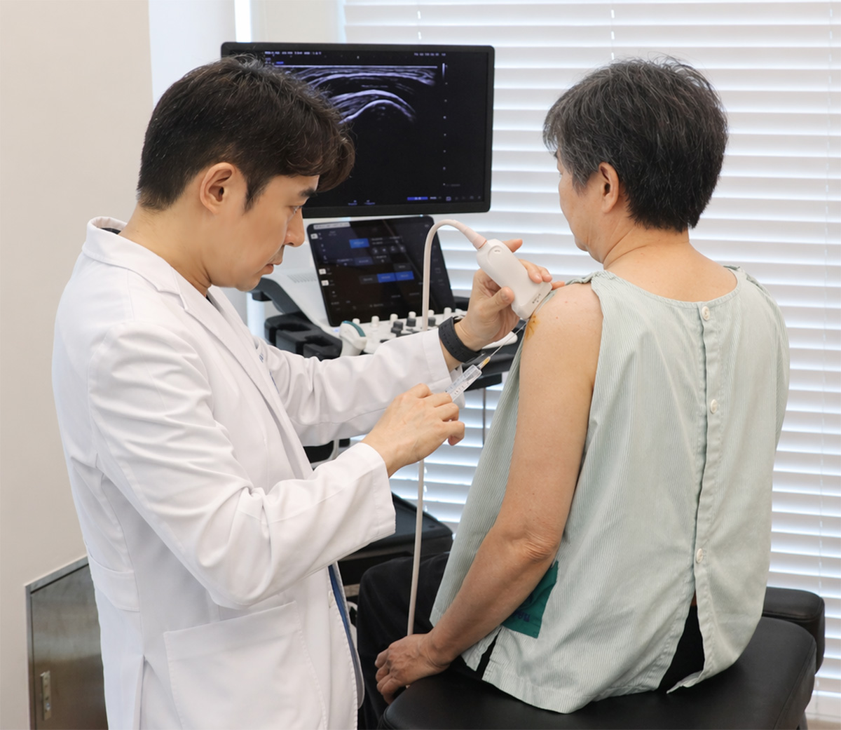 자생한방병원 의료진이 어깨 통증을 호소하는 환자에게 초음파 활용 약침술을 실시하고 있다 (출처 : 자생한방병원) | 자생한방병원・자생의료재단