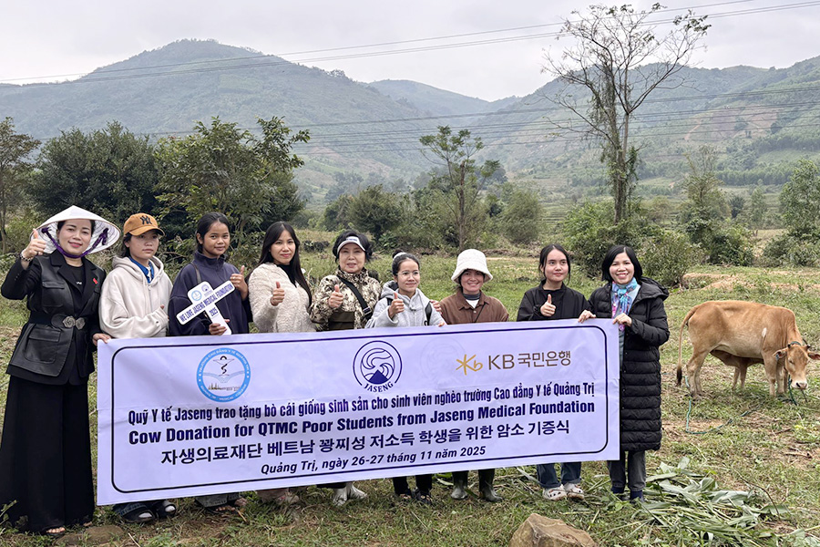 자생의료재단이 베트남 꽝찌성에 암소를 기증하고 있다 | 자생한방병원・자생의료재단