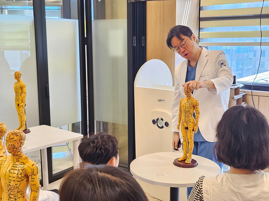 인천자생한방병원 우인 병원장이 한의치료에 대해 설명하고 있다. | 자생한방병원・자생의료재단