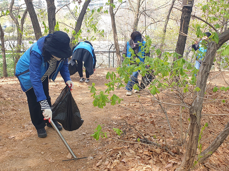 일산자생한방병원 임직원과 봉사단이 고봉산을 찾아 정화활동을 펼치고 있다 | 자생한방병원・자생의료재단