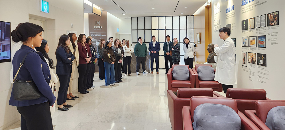 '‘MSU 한의치료 견학 프로그램’에 참여한 학생들이 한의치료 강의를 듣고 있는 모습' | 자생한방병원・자생의료재단