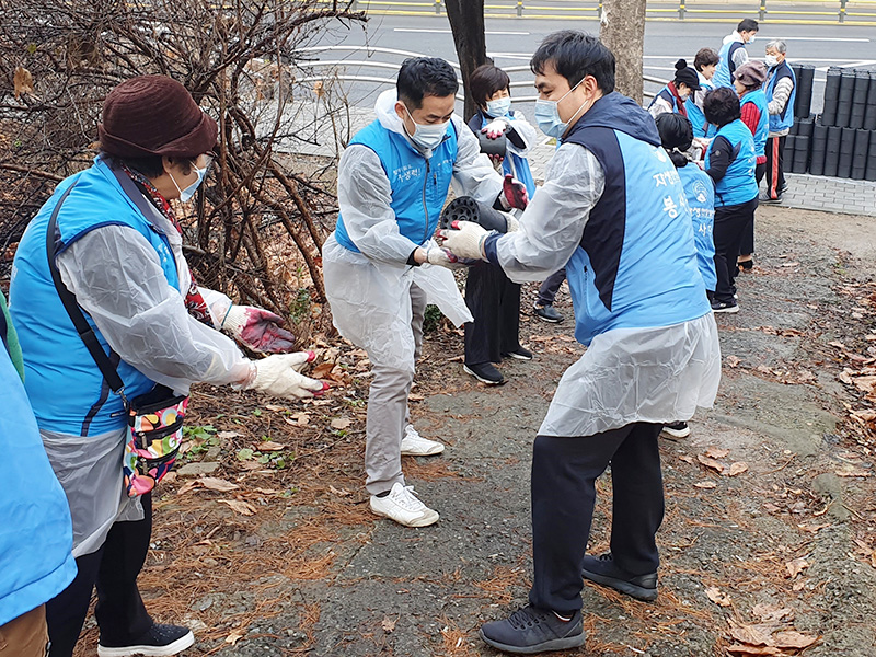 자생의료재단 ‘사랑의 연탄 나누기’에 참가한 봉사자들이 강남구 달터마을을 찾아 연탄을 전달하고 있다