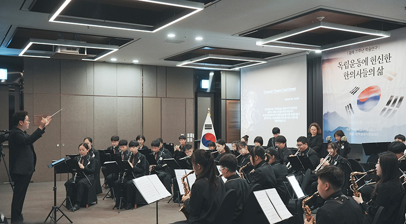 학술 세미나 참석자들이 기념사진을 촬영하고 있다