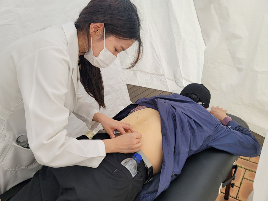 자생한방병원 의료진이 강남구 건강걷기 행사 참가자에게 침치료를 실시하고 있다.  | 자생한방병원・자생의료재단