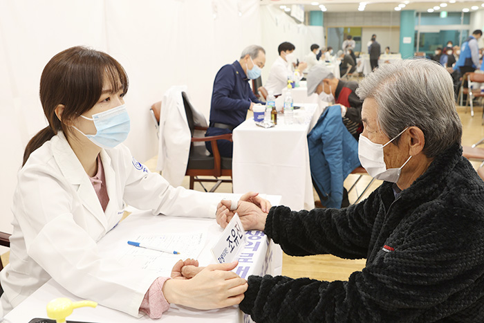 자생한방병원 의료진이 고령 근골격계 환자와 건강 상담을 하고 있다 | 자생한방병원·자생의료재단