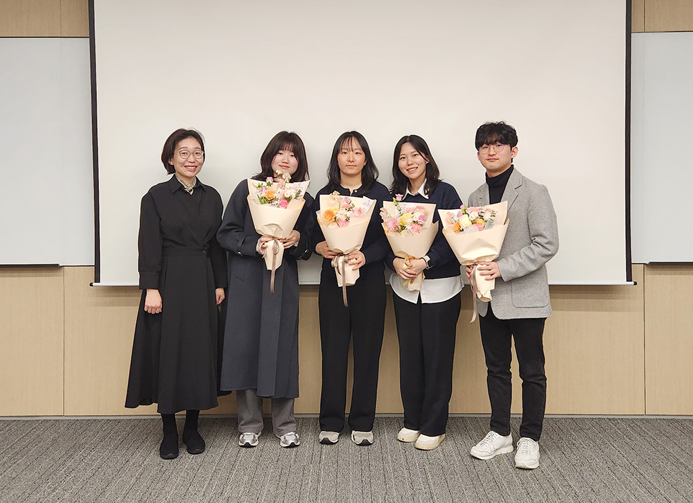 자생한방병원 척추관절연구소 이윤재 부소장(왼쪽)과 수상자들이 기념촬영을 하고 있다