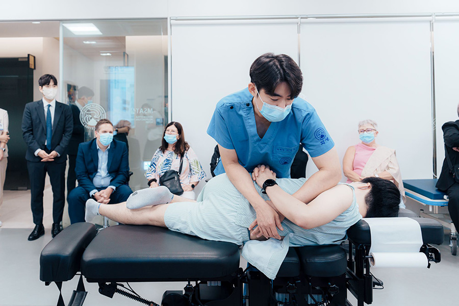 자생한방병원 의료진이 추나요법을 시연하고 있다 | 자생한방병원・자생의료재단