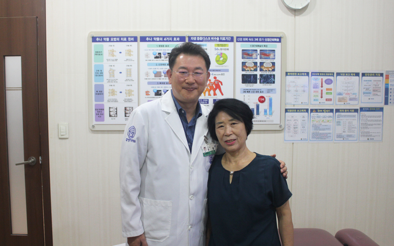 목동자생한방병원 병원장 정벌(왼쪽), 윤영자 어머니(오른쪽) - 자생의료재단