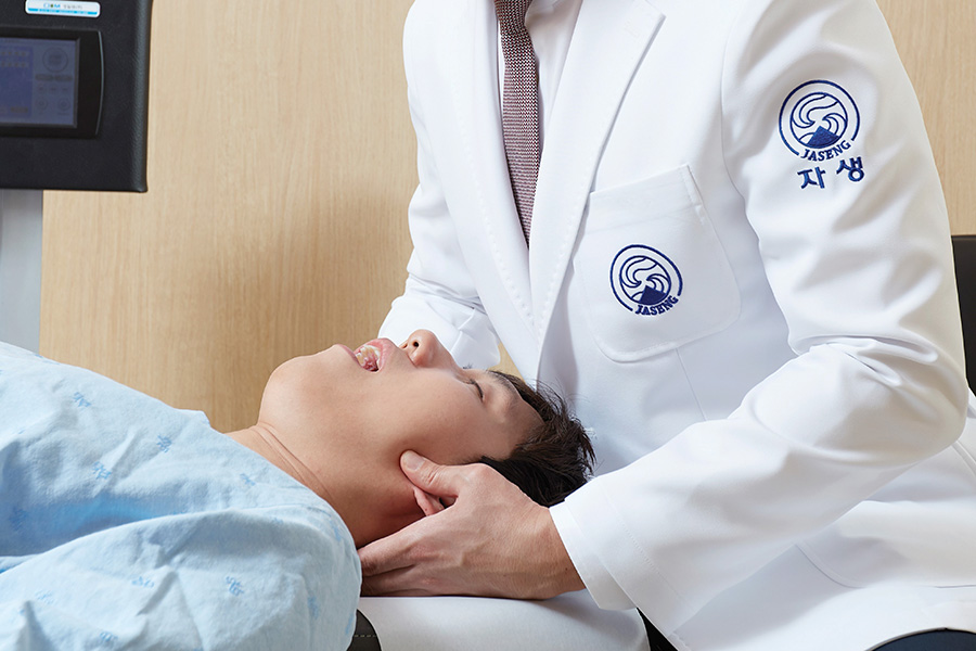 자생한방병원 의료진이 턱관절 추나요법을 시행하고 있다 | 자생한방병원・자생의료재단