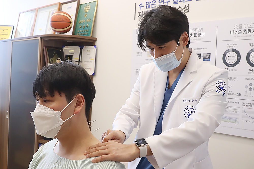 급성 경항통 환자에게 의료진이 동작침법을 실시하기 위해 침을 놓고 있다. (출처 : 자생한방병원) | 자생한방병원・자생의료재단