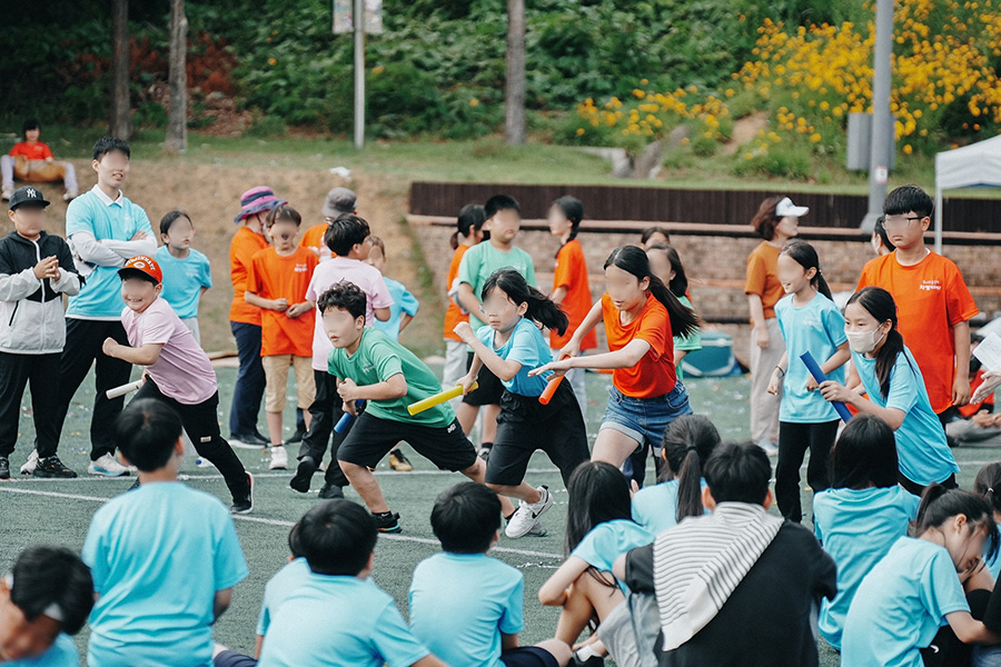 자생 꿈나무 올림픽에 참가한 광주광역시 지역아동센터 어린이들이 이어달리기를 하고 있다 | 자생한방병원・자생의료재단
