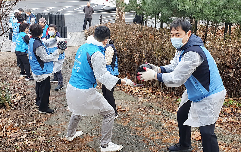 자생의료재단 ‘사랑의 연탄 나누기’에 참가한 봉사자들이 강남구 달터마을을 찾아 연탄을 전달하고 있다